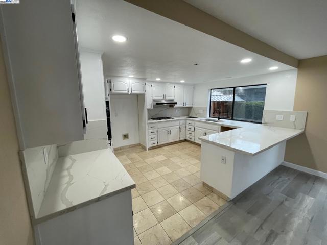 706 Widgeon St, Foster City CA: https://media.crmls.org/mediaz/2a01f26c-6504-4616-8c9f-94654c91b4f1.jpg