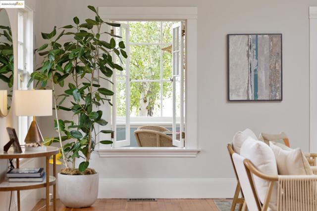 3860 Greenwood Ave, Oakland CA: https://media.crmls.org/mediaz/2a01f57f-ff51-4b0f-bec3-195b38359760.jpg