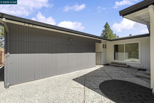 3233 Lucas Circle, Lafayette CA: https://media.crmls.org/mediaz/2a027814-ccf5-4123-8d78-0e5950bc9b68.jpg