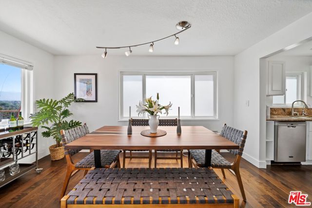 11689 Picturesque Drive, Studio City CA: https://media.crmls.org/mediaz/2a02d9cc-3ec6-4e7d-903e-96b234f3b1c6.jpg