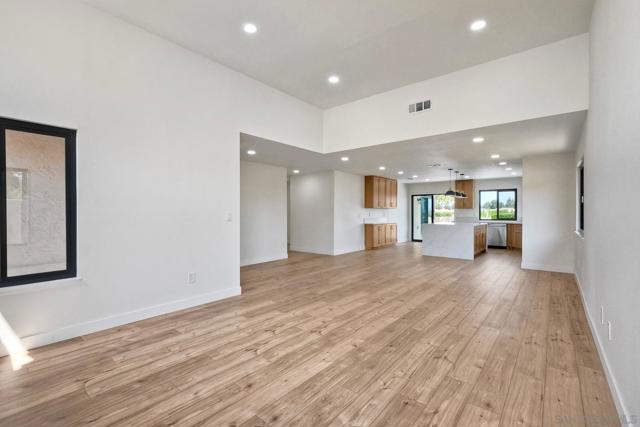 13356 Corte De Comares, San Diego CA: https://media.crmls.org/mediaz/2a02ec27-bbb1-4e26-b880-1063d6a4c85b.jpg