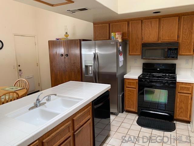 2884 Sage View Dr, Alpine CA: https://media.crmls.org/mediaz/2a030fc3-dcd5-4cca-8d10-2f339243e978.jpg