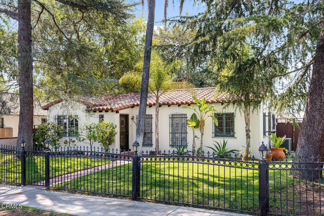 11074 Emelita Street Street, Los Angeles CA: https://media.crmls.org/mediaz/2a049c26-19b2-4b46-93d0-19a07148487d.jpg