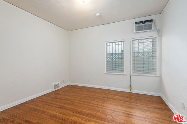 924 S Orange Grove Avenue, Los Angeles CA: https://media.crmls.org/mediaz/2a04a24e-5020-432e-b741-463f2b9319d5.jpg