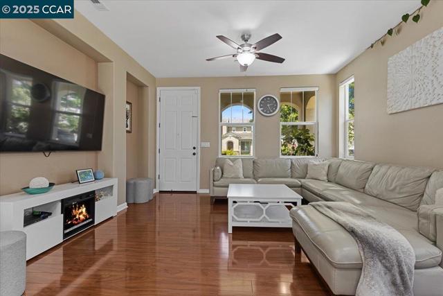 34102 Zaner Way, Union City CA: https://media.crmls.org/mediaz/2a04e090-913c-423b-b54d-5f405fcac442.jpg