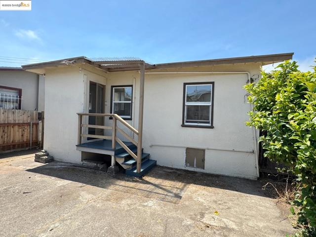 5926 Marshall St, Oakland CA: https://media.crmls.org/mediaz/2a059ee3-ace4-4208-9bf9-dddb69d5124e.jpg
