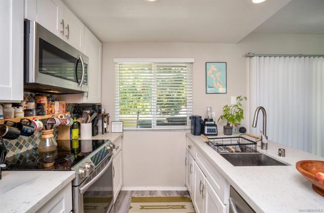 921 Amistad Ct D, El Cajon CA: https://media.crmls.org/mediaz/2a078a15-18fc-4ac0-a30c-1294e5efa88c.jpg