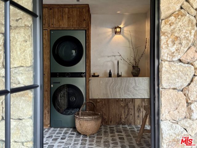 225 Powderhorn Ranch Road, Topanga CA: https://media.crmls.org/mediaz/2a07b3dd-33f0-4b96-8b27-a283b5b99f1c.jpg