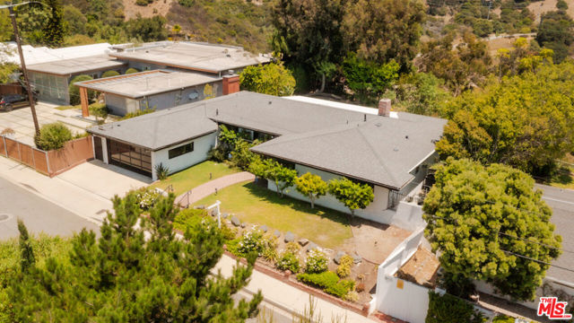 2700 Carmar Drive, Los Angeles CA: https://media.crmls.org/mediaz/2a0850a1-a57a-405b-bbb2-ebe8f355c3d7.jpg