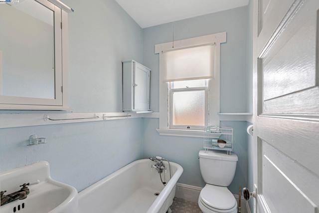 1540 16th Ave, Oakland CA: https://media.crmls.org/mediaz/2a08c108-dd94-4445-81d6-5eaf327a33b5.jpg