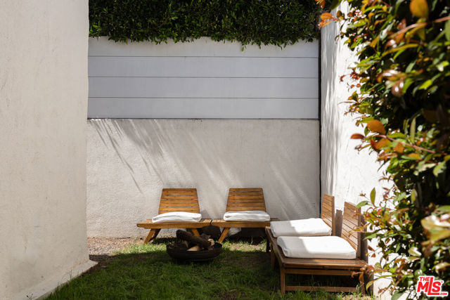 8009 Clinton Street, Los Angeles CA: https://media.crmls.org/mediaz/2a09064e-b9c4-44b8-9291-775e2087a0cb.jpg