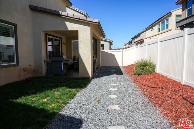 18215 Astro Court, Santa Clarita CA: https://media.crmls.org/mediaz/2a090fff-53d5-4ee1-97a2-890de294ca1d.jpg