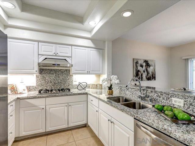 8641 Via Mallorca, La Jolla CA: https://media.crmls.org/mediaz/2a097f66-eec9-4339-ac8a-fb22fe9ce9d2.jpg