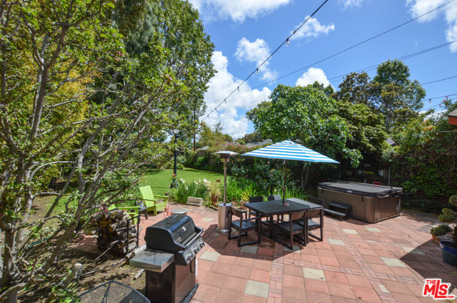 11136 Lucerne Avenue, Culver City CA: https://media.crmls.org/mediaz/2a09b7eb-d550-41e4-bf89-3d380a93e60e.jpg