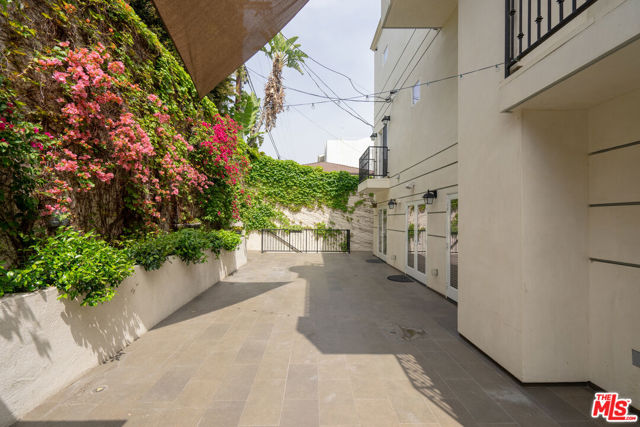 1529 S BEVERLY Drive, Los Angeles CA: https://media.crmls.org/mediaz/2a0b379b-41f3-4181-adf4-43548dd1b657.jpg