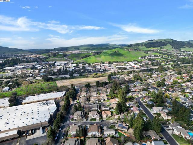 30 San Vicente Ct, Danville CA: https://media.crmls.org/mediaz/2a0b49af-a967-4b1d-af12-d977a764c065.jpg