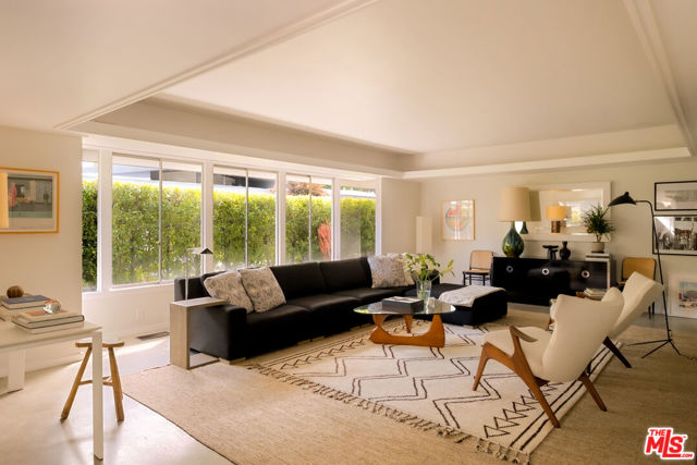 2246 Chelan Place, Los Angeles CA: https://media.crmls.org/mediaz/2a0c14cf-5138-49cc-8d3d-8dd8682bd6bd.jpg