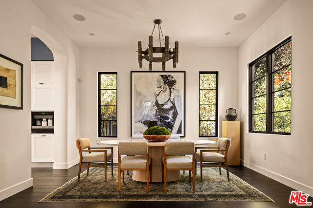 6607 Maryland Drive, Los Angeles CA: https://media.crmls.org/mediaz/2a0cae1b-542f-46eb-bc7e-190d49054b00.jpg