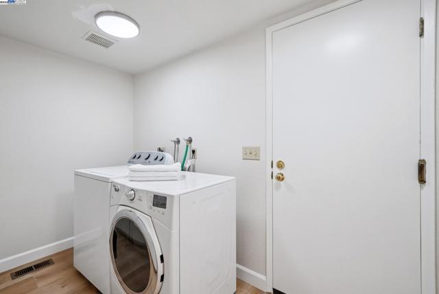 7467 Sundrop Ct, Pleasanton CA: https://media.crmls.org/mediaz/2a0cae96-5af7-4355-9724-68c8c4fdf1a4.jpg