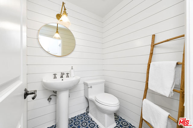 713 9th Street, Santa Monica CA: https://media.crmls.org/mediaz/2a0d6b42-1a3d-46af-9742-dad3091091de.jpg