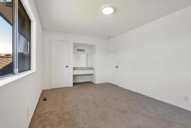 2274 Peacock Pl, Union City CA: https://media.crmls.org/mediaz/2a0d9d1b-c063-49f0-beed-9737e11f06b1.jpg