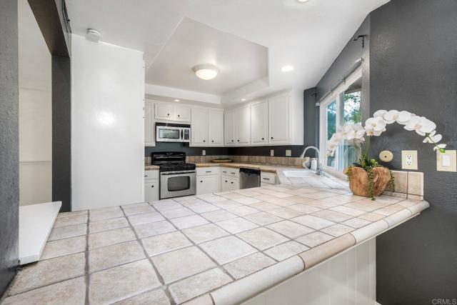 Detail Gallery Image 9 of 32 For 1729 Gascony Rd, Encinitas,  CA 92024 - 3 Beds | 2 Baths