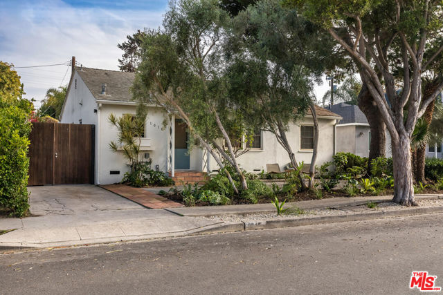 1016 Indiana Court, Venice CA: https://media.crmls.org/mediaz/2a0e43cc-3128-4dce-afeb-65c0d3f91a07.jpg