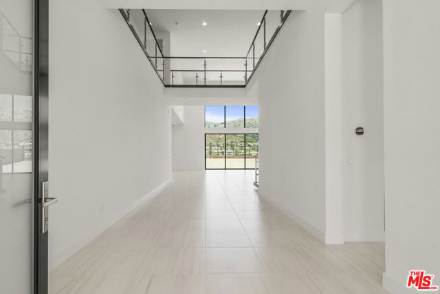 20115 W Galway Lane, Porter Ranch CA: https://media.crmls.org/mediaz/2a0e6d0d-f9e9-4893-a493-9341fc7a2e86.jpg
