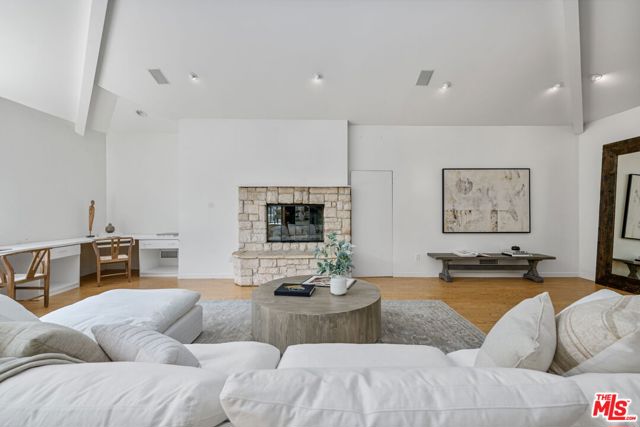 515 Warner Avenue, Los Angeles CA: https://media.crmls.org/mediaz/2a0eb491-d409-4bbe-a016-a5b8165a8e08.jpg