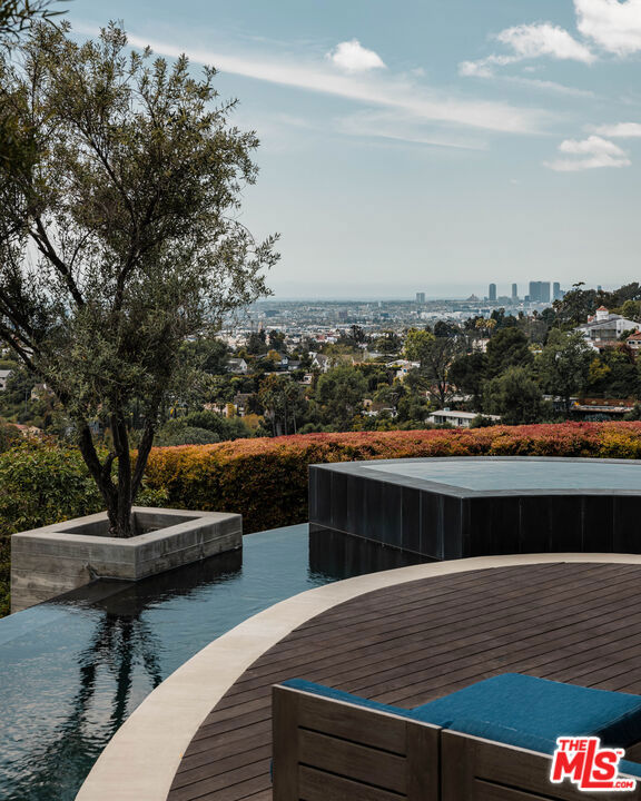 2532 Canyon Oak Dr, Los Angeles CA: https://media.crmls.org/mediaz/2a0eca96-42a2-418a-b6b3-37c9ca2dadab.jpg