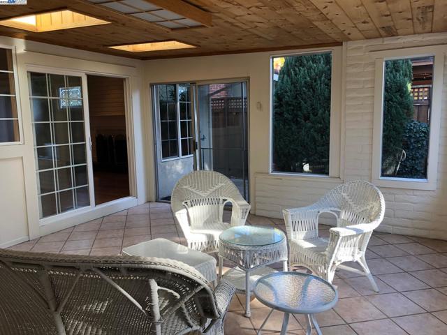 5026 Hillcrest Way, Pleasanton CA: https://media.crmls.org/mediaz/2a0f7e42-989c-4ed8-ba77-5e065cb6c051.jpg