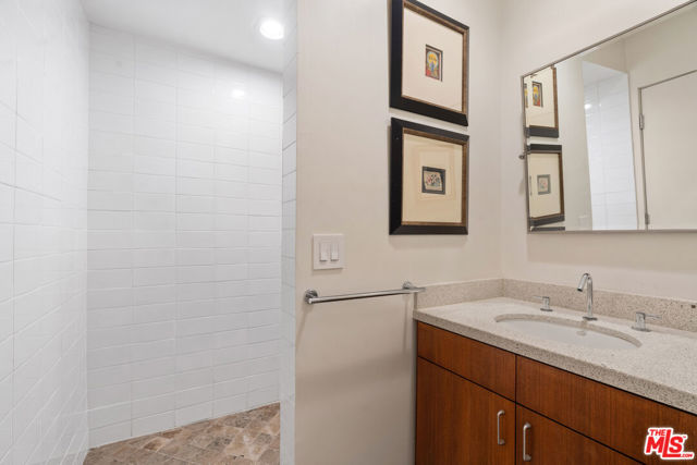 2207 Bowmont Drive, Beverly Hills CA: https://media.crmls.org/mediaz/2a0facf8-dd21-4370-bc44-7ee0ef77adf5.jpg