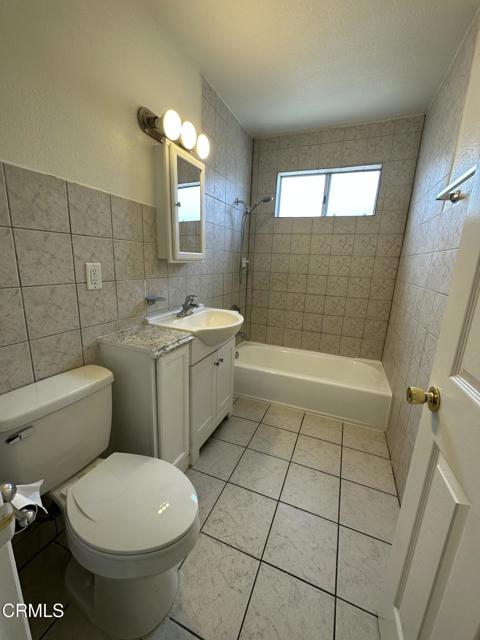 135 N Roosevelt Avenue, Oxnard CA: https://media.crmls.org/mediaz/2a0faf73-c149-4a05-87e7-92a358642390.jpg