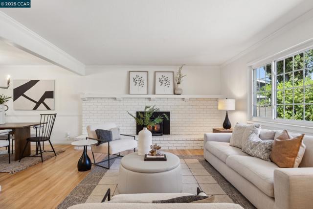 3044 Santa Maria Dr, Concord CA: https://media.crmls.org/mediaz/2a0fcd54-9e91-41a3-99a2-63a5dd36dd43.jpg