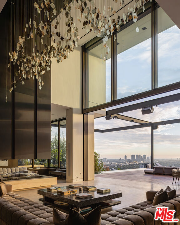 1305 Collingwood Place, Los Angeles CA: https://media.crmls.org/mediaz/2a0fdaeb-057c-469e-914c-d1ddbb45c4af.jpg