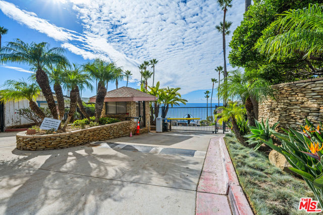 11942 Whitewater Lane, Malibu CA: https://media.crmls.org/mediaz/2a114f2f-33c7-4b5a-bb3c-386686959d22.jpg