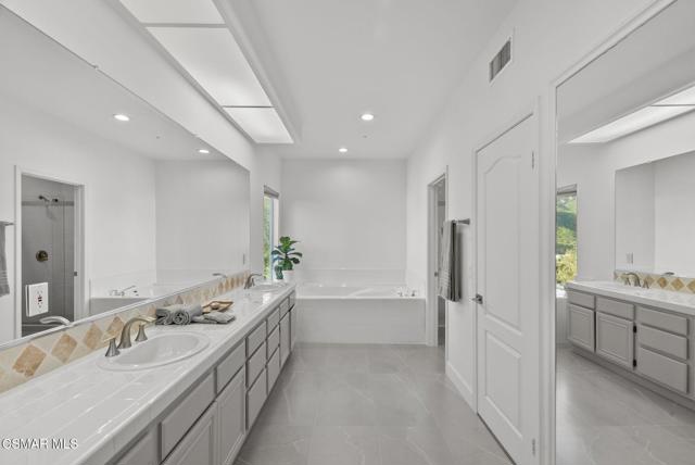 29845 Vista Del Arroyo, Agoura Hills CA: https://media.crmls.org/mediaz/2a1220ab-fd74-40ff-a7b3-4e294f697208.jpg
