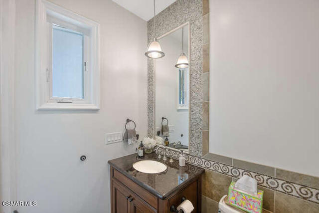 421 Whitegate Road, Thousand Oaks CA: https://media.crmls.org/mediaz/2a1291c2-67d7-4890-966f-5732b33e2a6d.jpg
