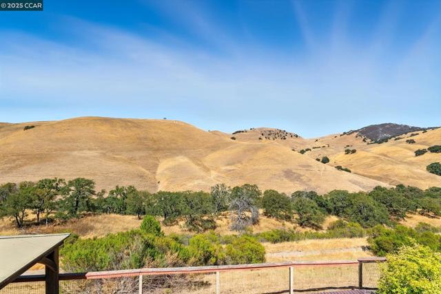1023 Pebble Beach Dr, Clayton CA: https://media.crmls.org/mediaz/2a13f44f-4b5b-4054-96cf-9fad9b269cae.jpg