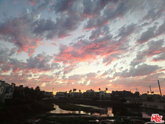 3950 Via Dolce, Marina del Rey CA: https://media.crmls.org/mediaz/2a14a87c-f0a9-4fa9-a0bf-61949ebbe9e9.jpg