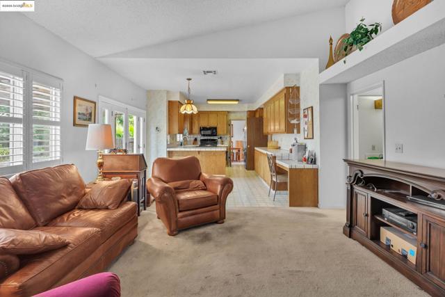 363 Limerick Way, Vacaville CA: https://media.crmls.org/mediaz/2a14add8-01fd-4e0c-a2a6-c52106773ddf.jpg