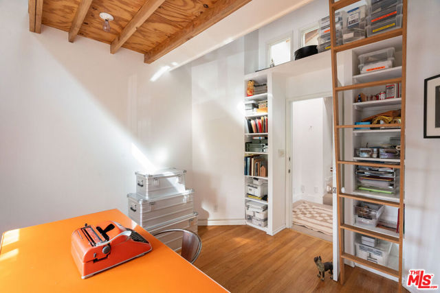 729 Superba Avenue, Venice CA: https://media.crmls.org/mediaz/2a15274e-df6e-4344-97a4-e2dda56a3afb.jpg
