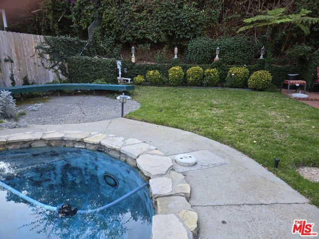 1481 Benedict Canyon Drive, Beverly Hills CA: https://media.crmls.org/mediaz/2a152c6b-2a75-466f-8d2e-5487360e1e1c.jpg