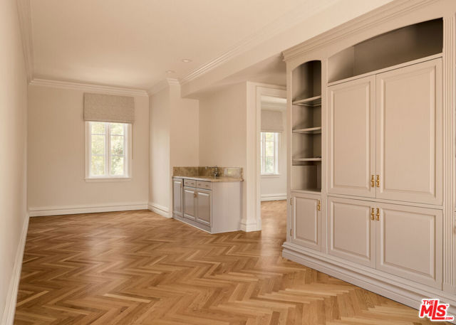 628 N Rodeo Drive, Beverly Hills CA: https://media.crmls.org/mediaz/2a15bcd3-7532-4659-b956-797570d854b5.jpg
