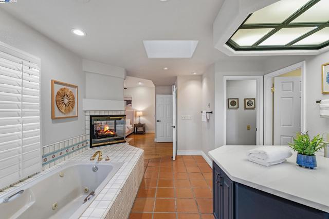 20340 Hunters Knls, Castro Valley CA: https://media.crmls.org/mediaz/2a16a1cf-6286-4d7f-a170-2b27f40c0f1a.jpg