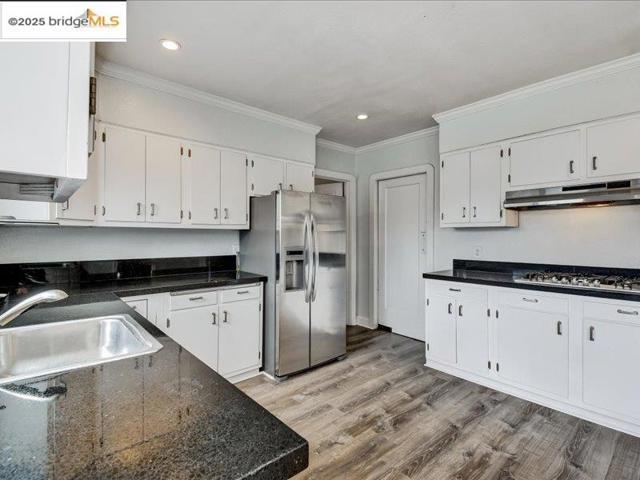 4211 Market St, Oakland CA: https://media.crmls.org/mediaz/2a171d72-a263-4741-b460-7ae12c55274f.jpg