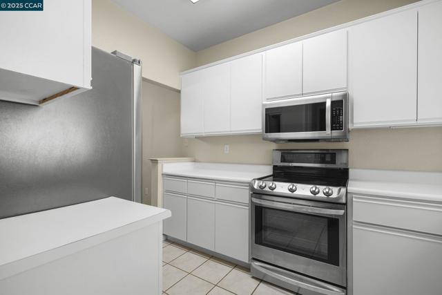 2584 Oak Rd, Walnut Creek CA: https://media.crmls.org/mediaz/2a1761c3-cadf-4e1a-a875-1224f19317ed.jpg