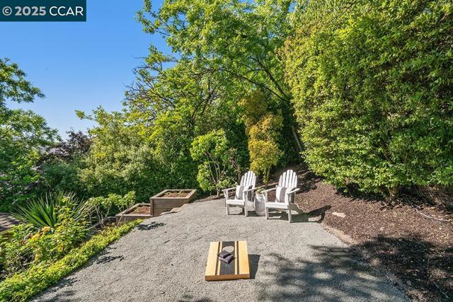 390 Castello Rd, Lafayette CA: https://media.crmls.org/mediaz/2a185e26-e086-4022-afa6-f95e65cc5762.jpg