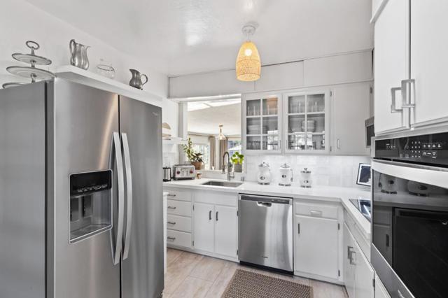 2061 Oakley Avenue, Menlo Park CA: https://media.crmls.org/mediaz/2a189011-dabc-4264-b2c9-d8468e3543b2.jpg