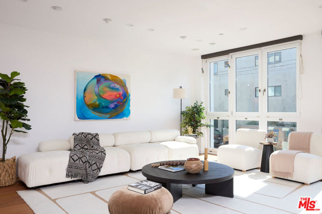 5106 Pacific Avenue, Marina del Rey CA: https://media.crmls.org/mediaz/2a18f7ed-785a-4952-96f9-bd3201cbba48.jpg